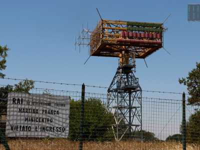 Da qui � possibile anche osservare una strana antenna a forma quadrangolare che si staglia all�orizzonte a qualche centinaio di metri. La raggiungiamo a piedi. Si tratta di un�antenna della Rai, un minicentro di trasmissione attualmente in stato d�abbandono dall�aspetto particolarmente �vintage�